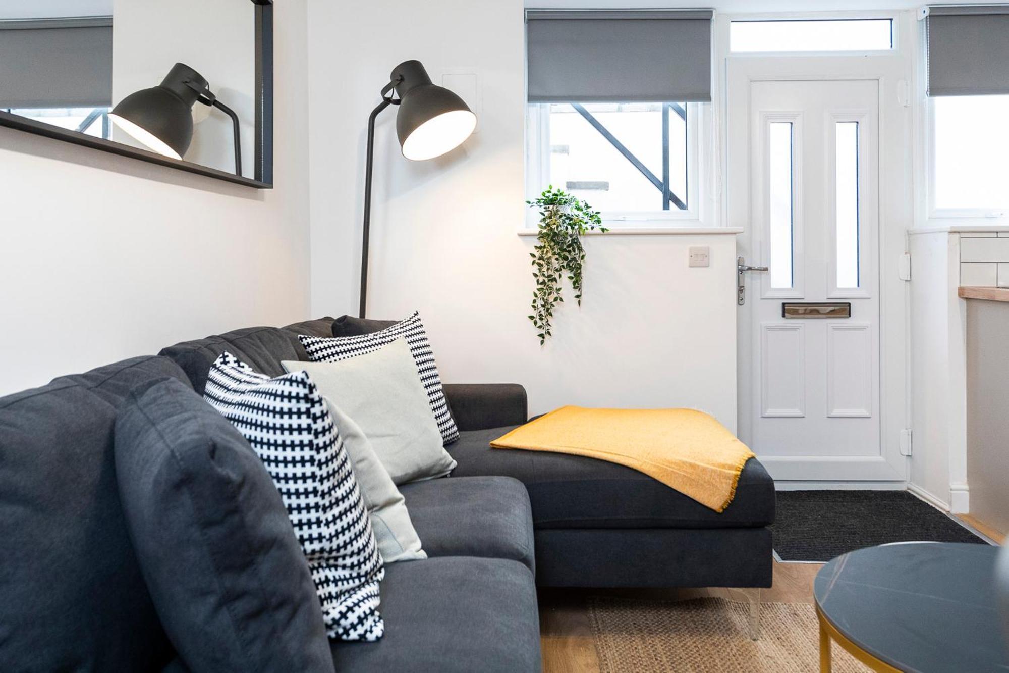 Popular Two Bed In Leeds *